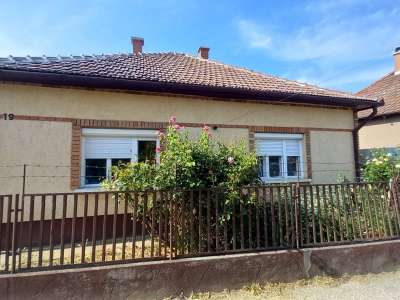 Eladó családi ház - Tószeg / 1. kép