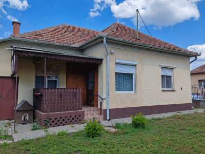 Eladó családi ház - Tiszajenő / 1. kép
