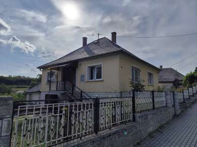 Eladó családi ház - Eplény / 1. kép
