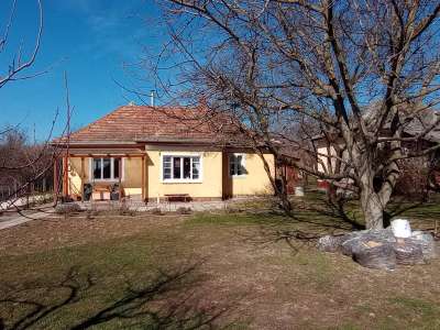 Eladó családi ház - Balatonkenese / 1. kép