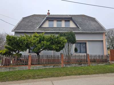 Eladó családi ház - Várpalota / 2. kép