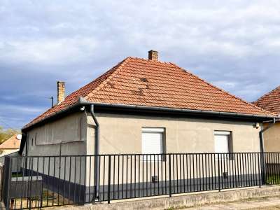 Eladó családi ház - Tura / 1. kép