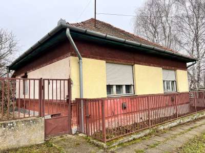 Eladó családi ház - Verseg / 1. kép