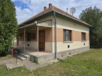 Eladó családi ház - Kőröstetétlen / 1. kép
