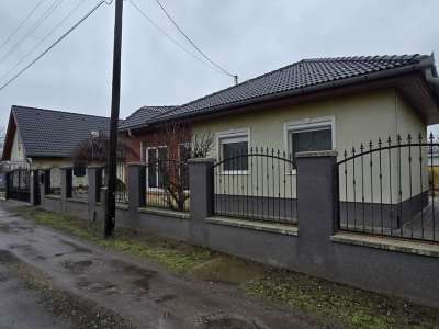 Eladó családi ház - Abony / 1. kép