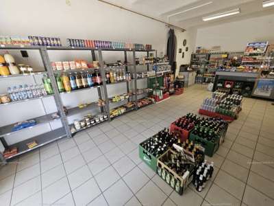 Eladó üzlethelyiség - Tata / 1. kép