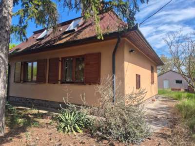 Eladó családi ház - Bakonybánk / 2. kép