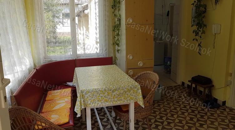 Eladó kertes családi ház Tiszaföldvár központjában!