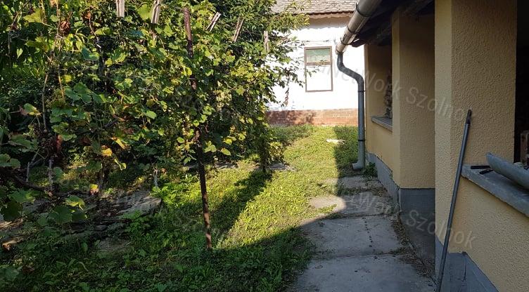 Eladó kertes családi ház Tiszaföldvár központjában!