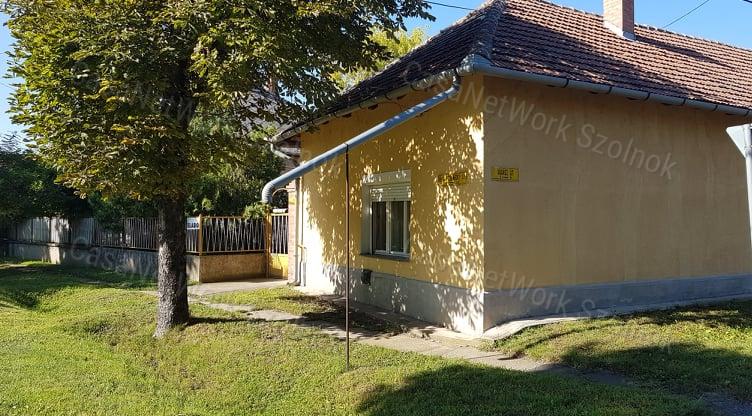Eladó kertes családi ház Tiszaföldvár központjában!
