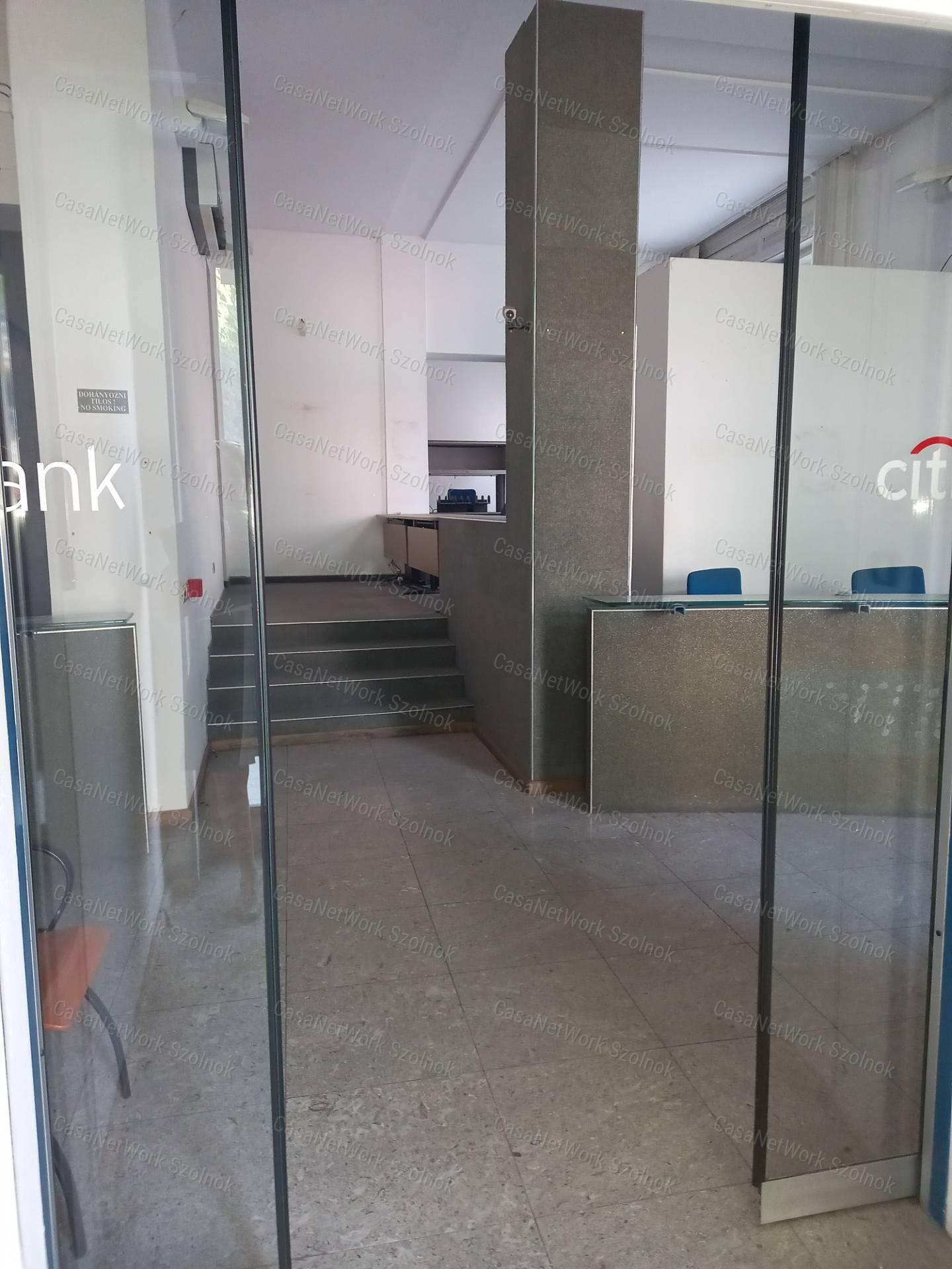 A belváros szívében 802 nm-es irodának, banknak alkalmas épület ekadó