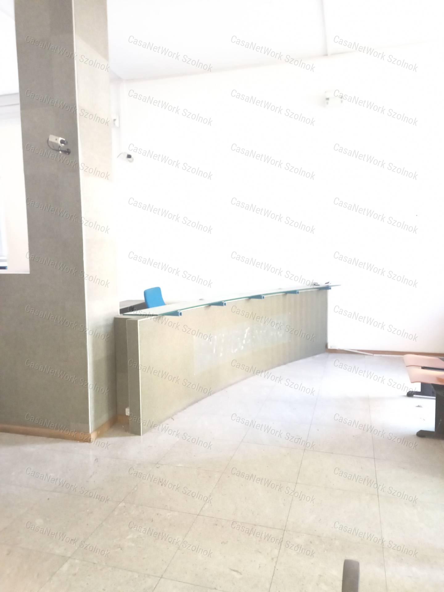 A belváros szívében 802 nm-es irodának, banknak alkalmas épület ekadó