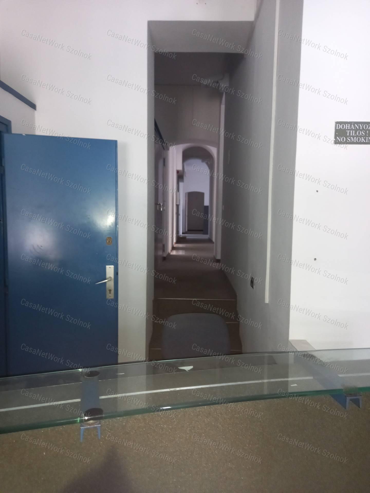 A belváros szívében 802 nm-es irodának, banknak alkalmas épület ekadó