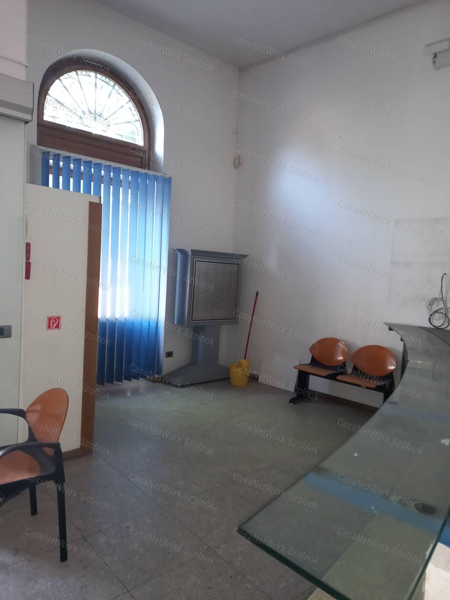 A belváros szívében 802 nm-es irodának, banknak alkalmas épület ekadó