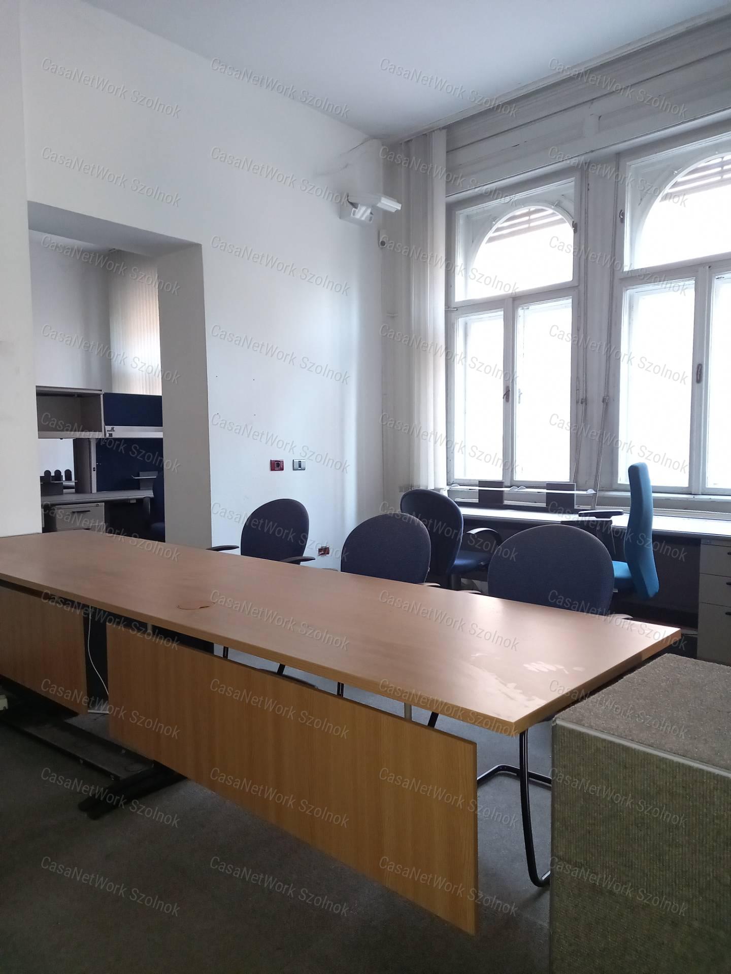 A belváros szívében 802 nm-es irodának, banknak alkalmas épület ekadó