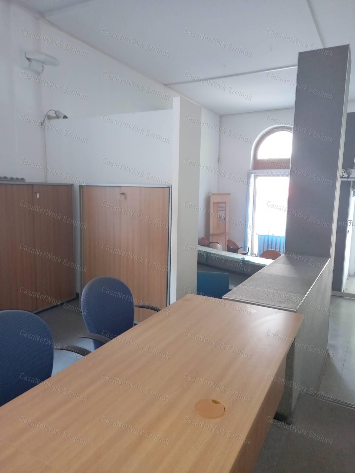 A belváros szívében 802 nm-es irodának, banknak alkalmas épület ekadó