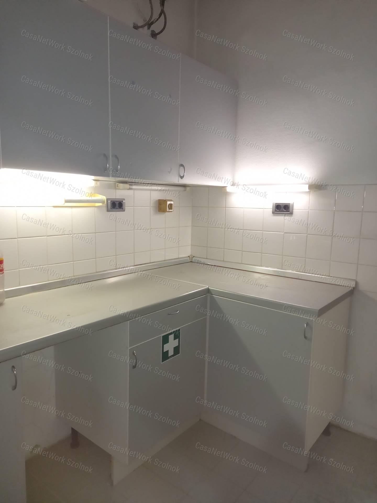 A belváros szívében 802 nm-es irodának, banknak alkalmas épület ekadó