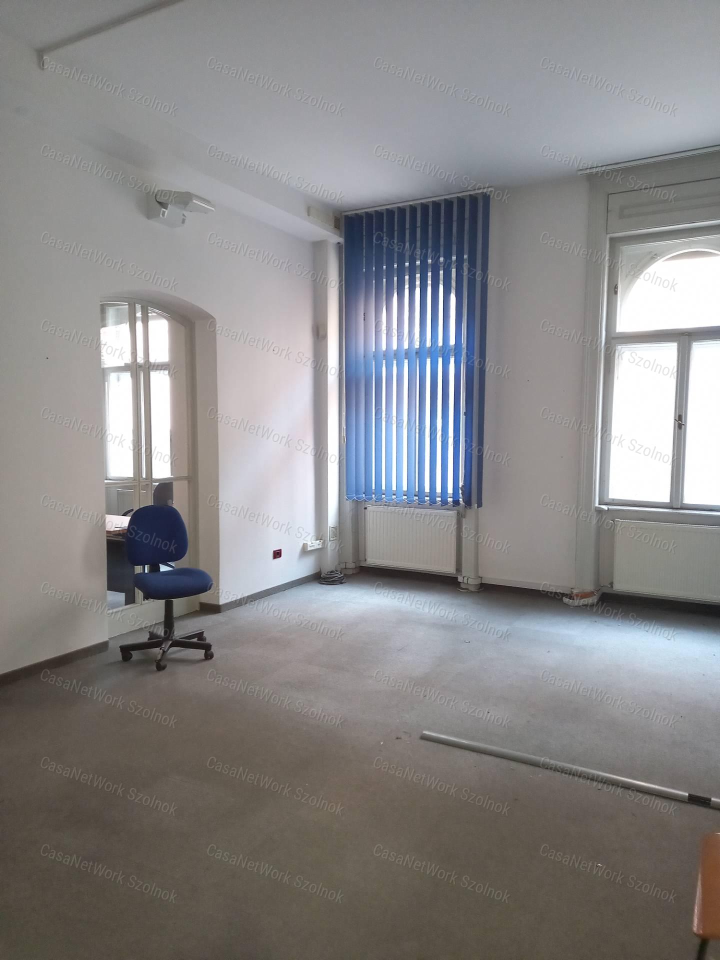 A belváros szívében 802 nm-es irodának, banknak alkalmas épület ekadó