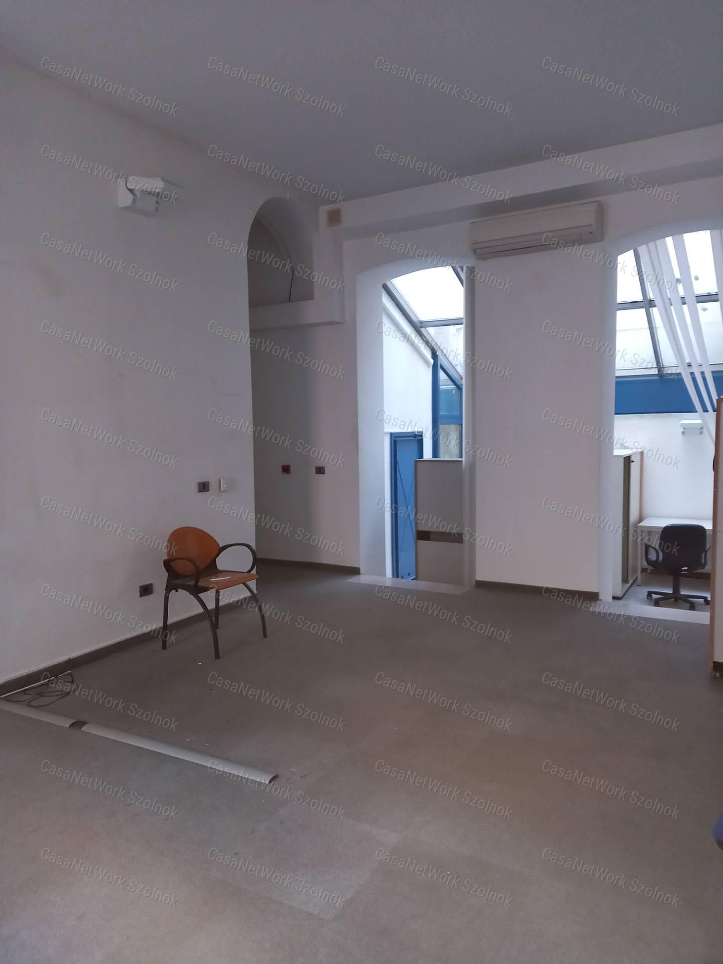 A belváros szívében 802 nm-es irodának, banknak alkalmas épület ekadó