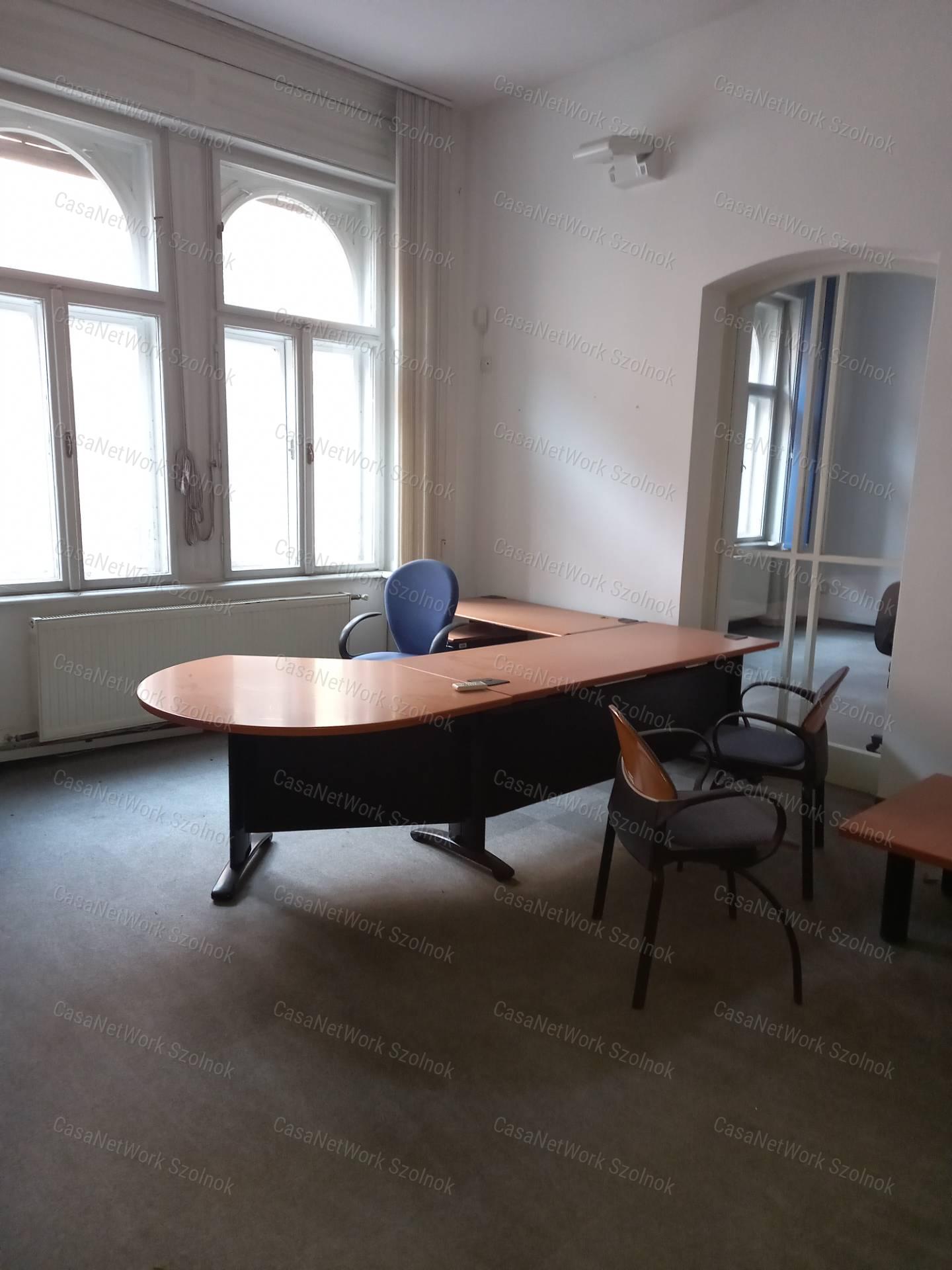 A belváros szívében 802 nm-es irodának, banknak alkalmas épület ekadó