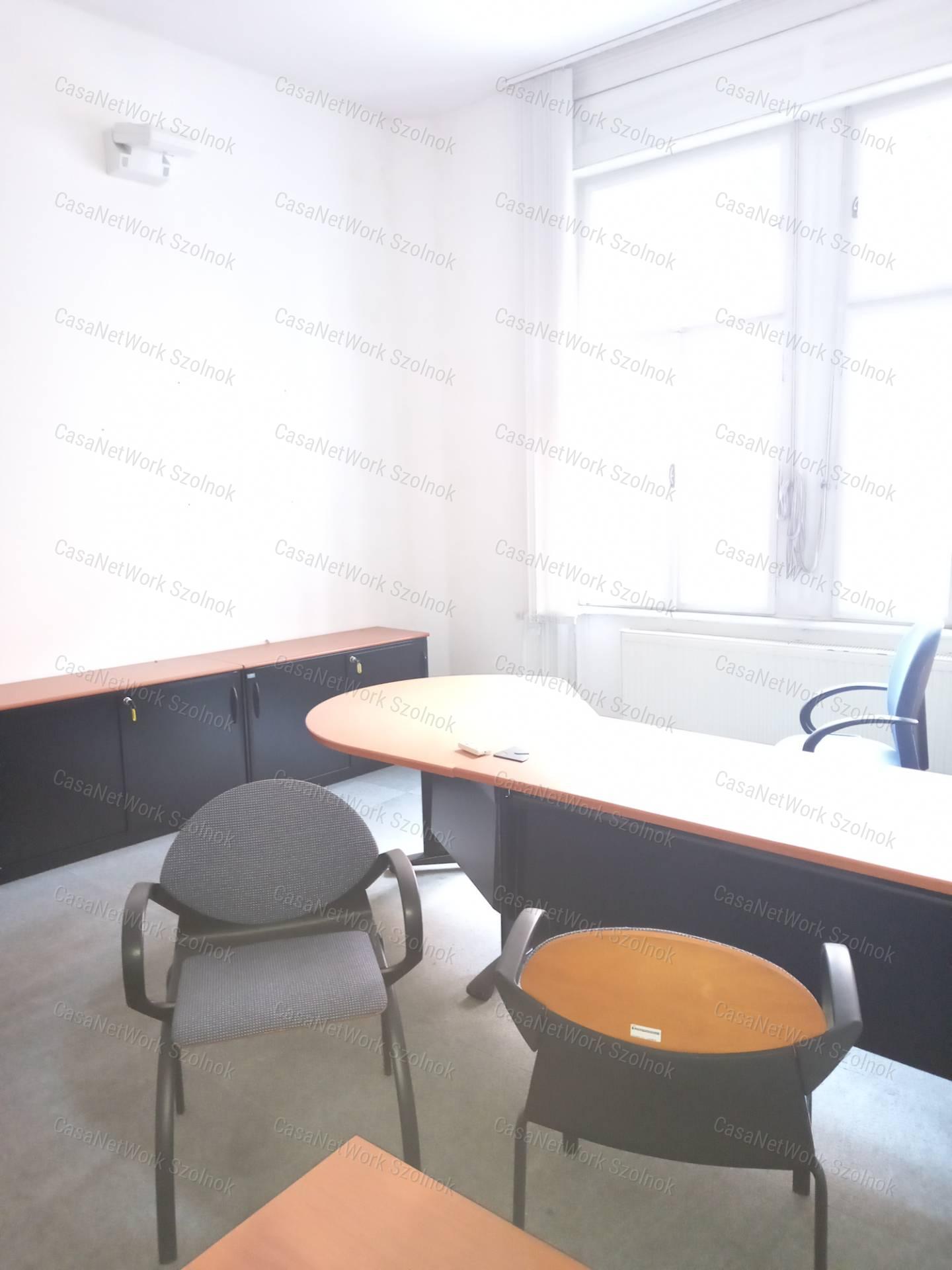 A belváros szívében 802 nm-es irodának, banknak alkalmas épület ekadó