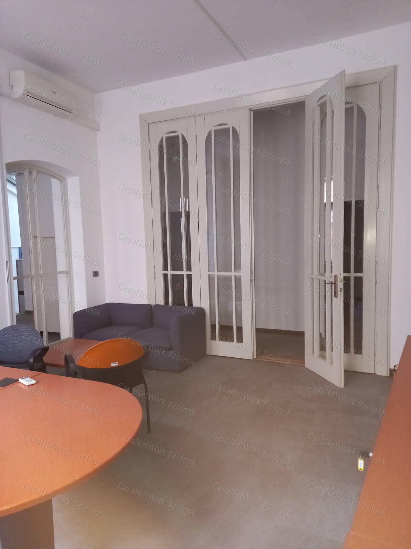 A belváros szívében 802 nm-es irodának, banknak alkalmas épület ekadó