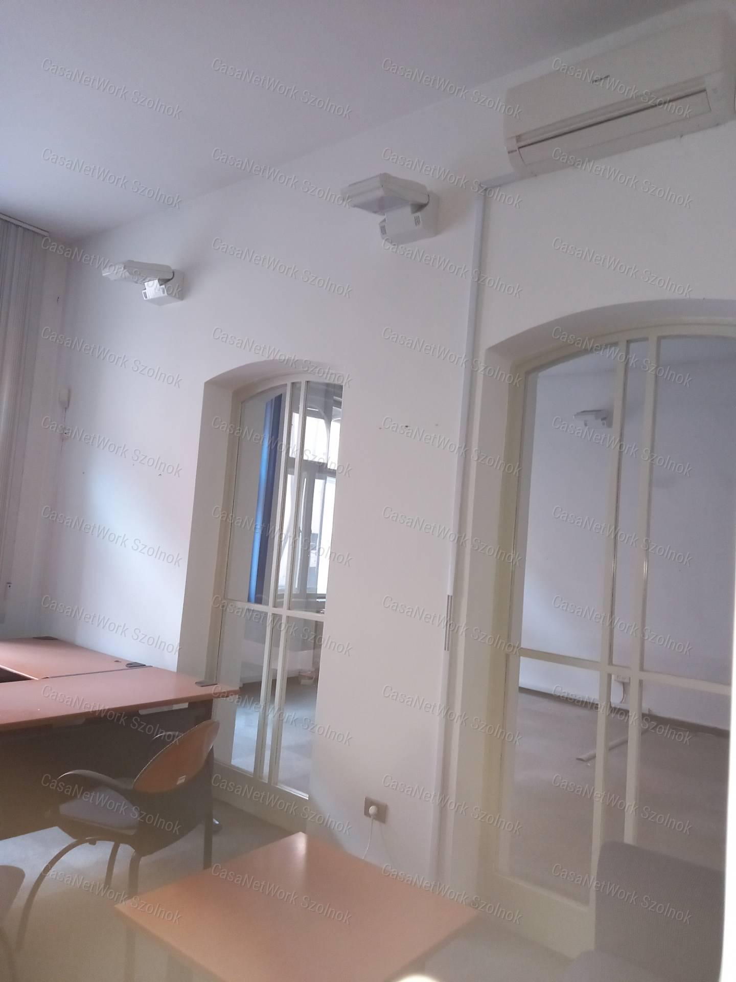A belváros szívében 802 nm-es irodának, banknak alkalmas épület ekadó