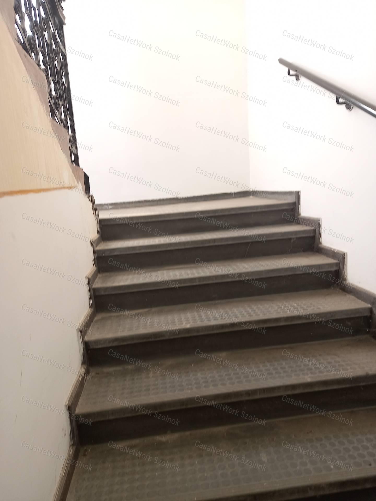 A belváros szívében 802 nm-es irodának, banknak alkalmas épület ekadó