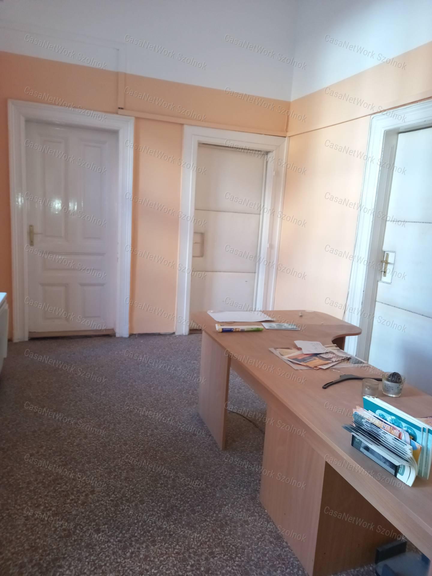 A belváros szívében 802 nm-es irodának, banknak alkalmas épület ekadó