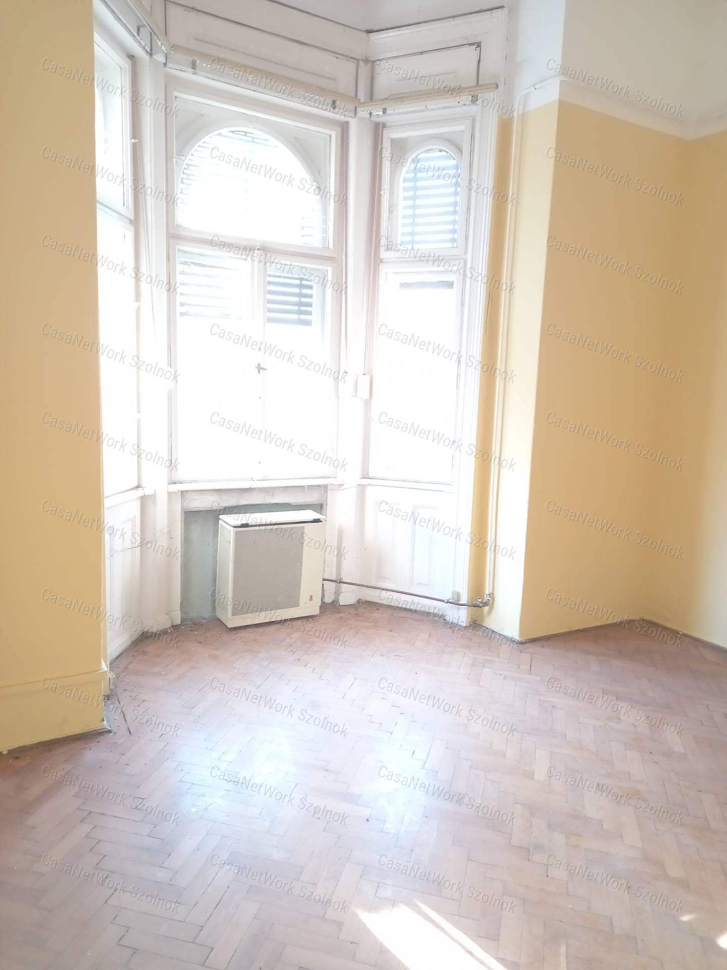 A belváros szívében 802 nm-es irodának, banknak alkalmas épület ekadó