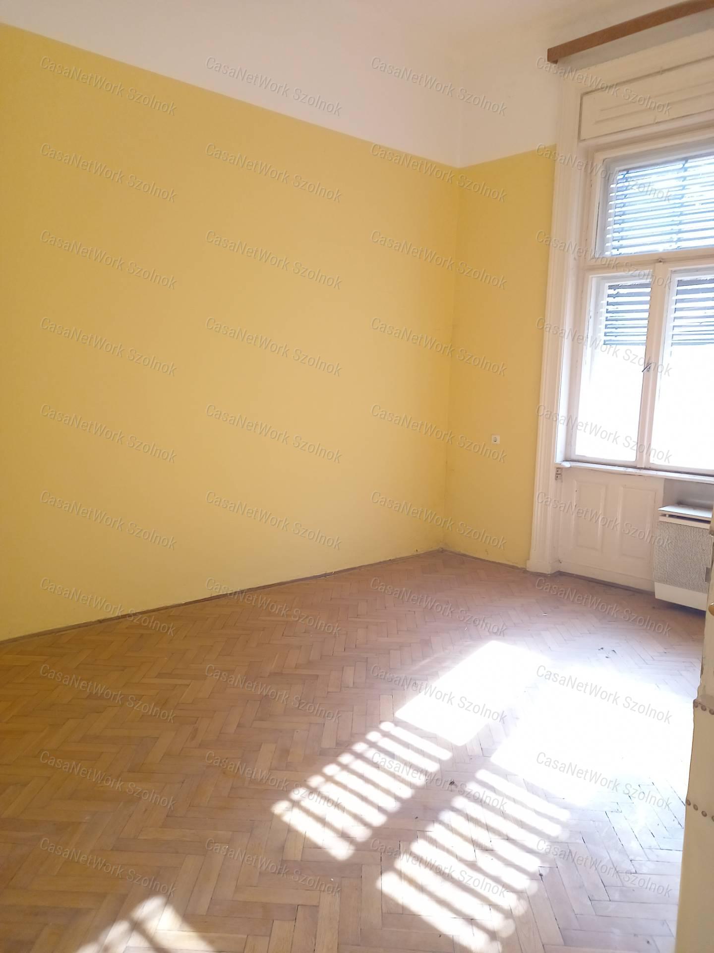 A belváros szívében 802 nm-es irodának, banknak alkalmas épület ekadó