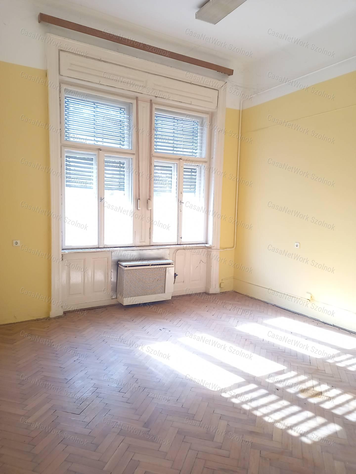 A belváros szívében 802 nm-es irodának, banknak alkalmas épület ekadó