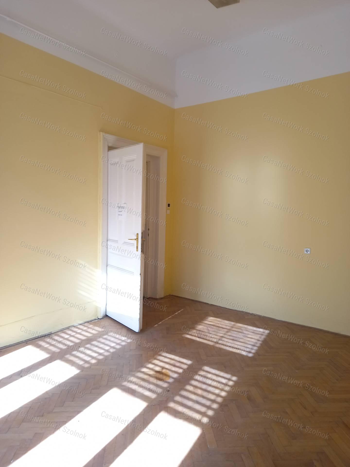 A belváros szívében 802 nm-es irodának, banknak alkalmas épület ekadó