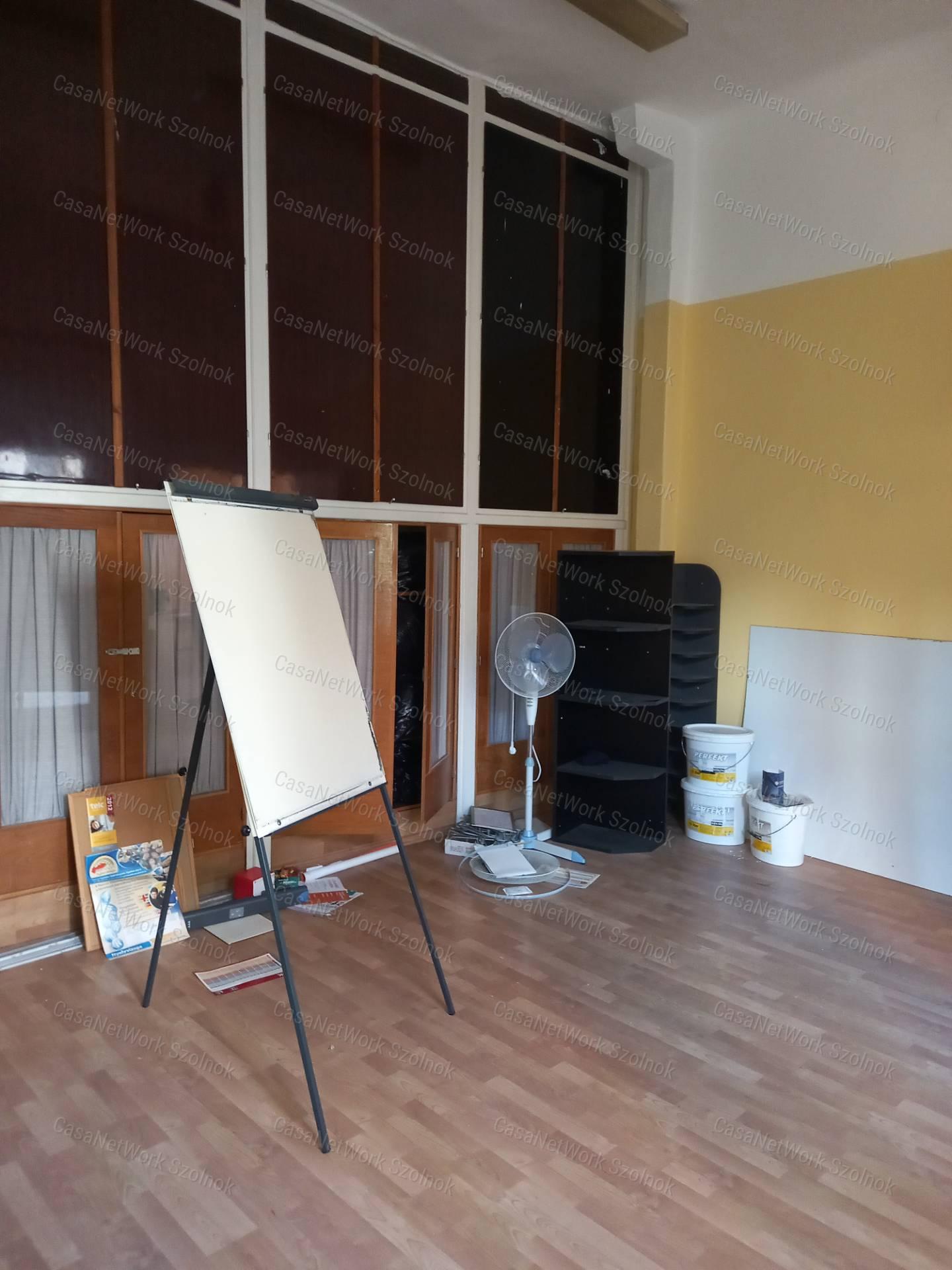 A belváros szívében 802 nm-es irodának, banknak alkalmas épület ekadó