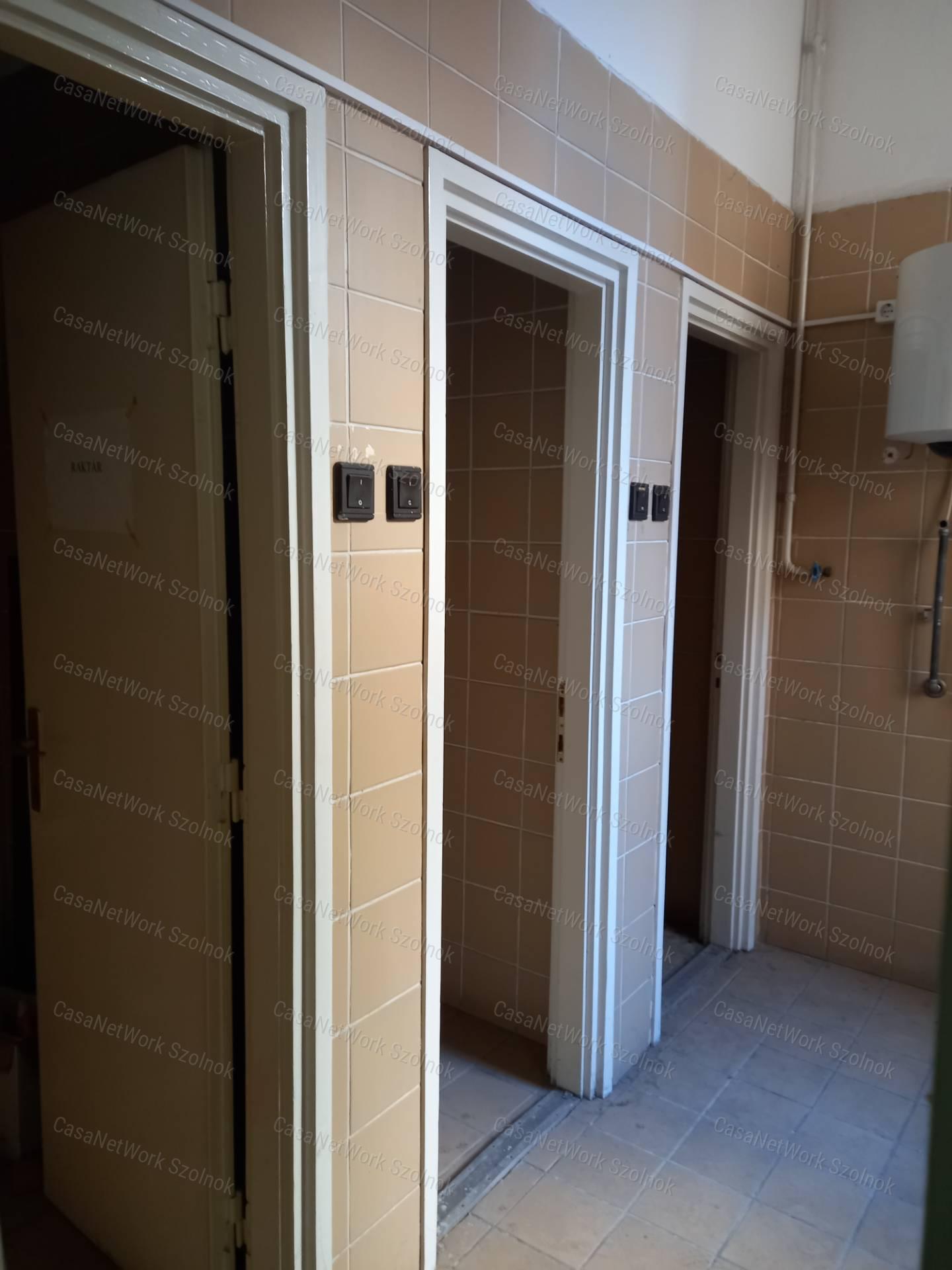 A belváros szívében 802 nm-es irodának, banknak alkalmas épület ekadó