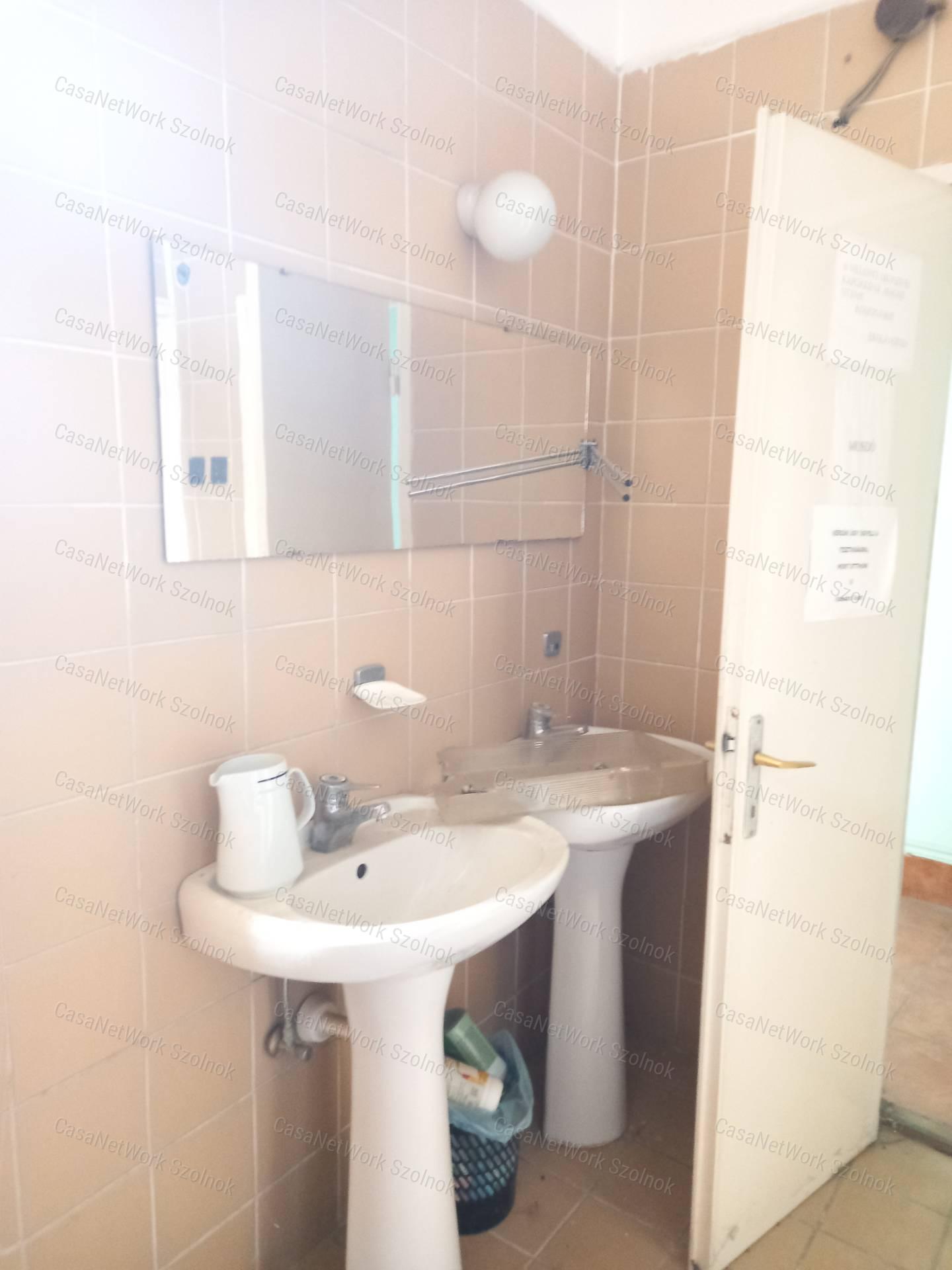 A belváros szívében 802 nm-es irodának, banknak alkalmas épület ekadó