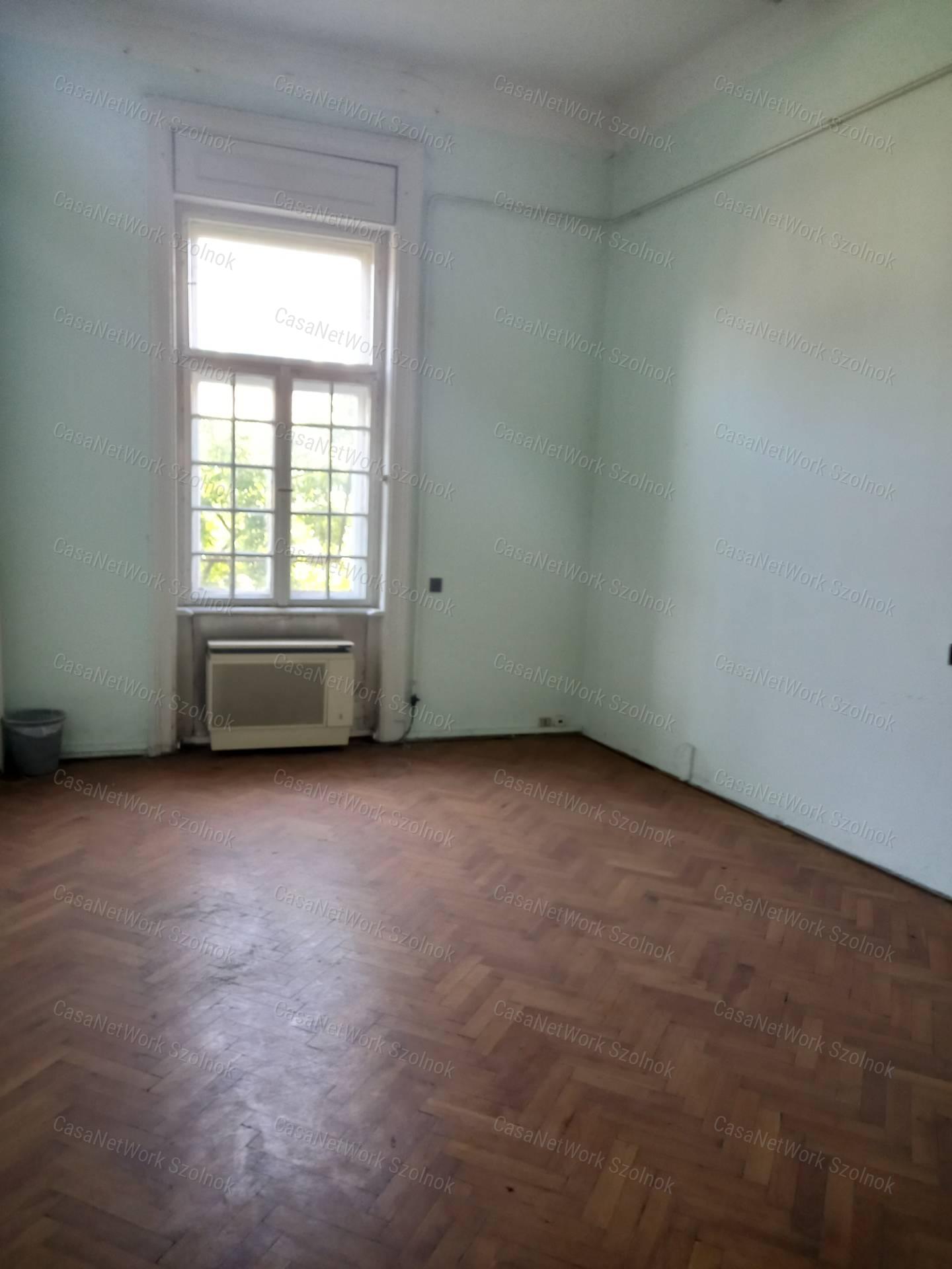 A belváros szívében 802 nm-es irodának, banknak alkalmas épület ekadó