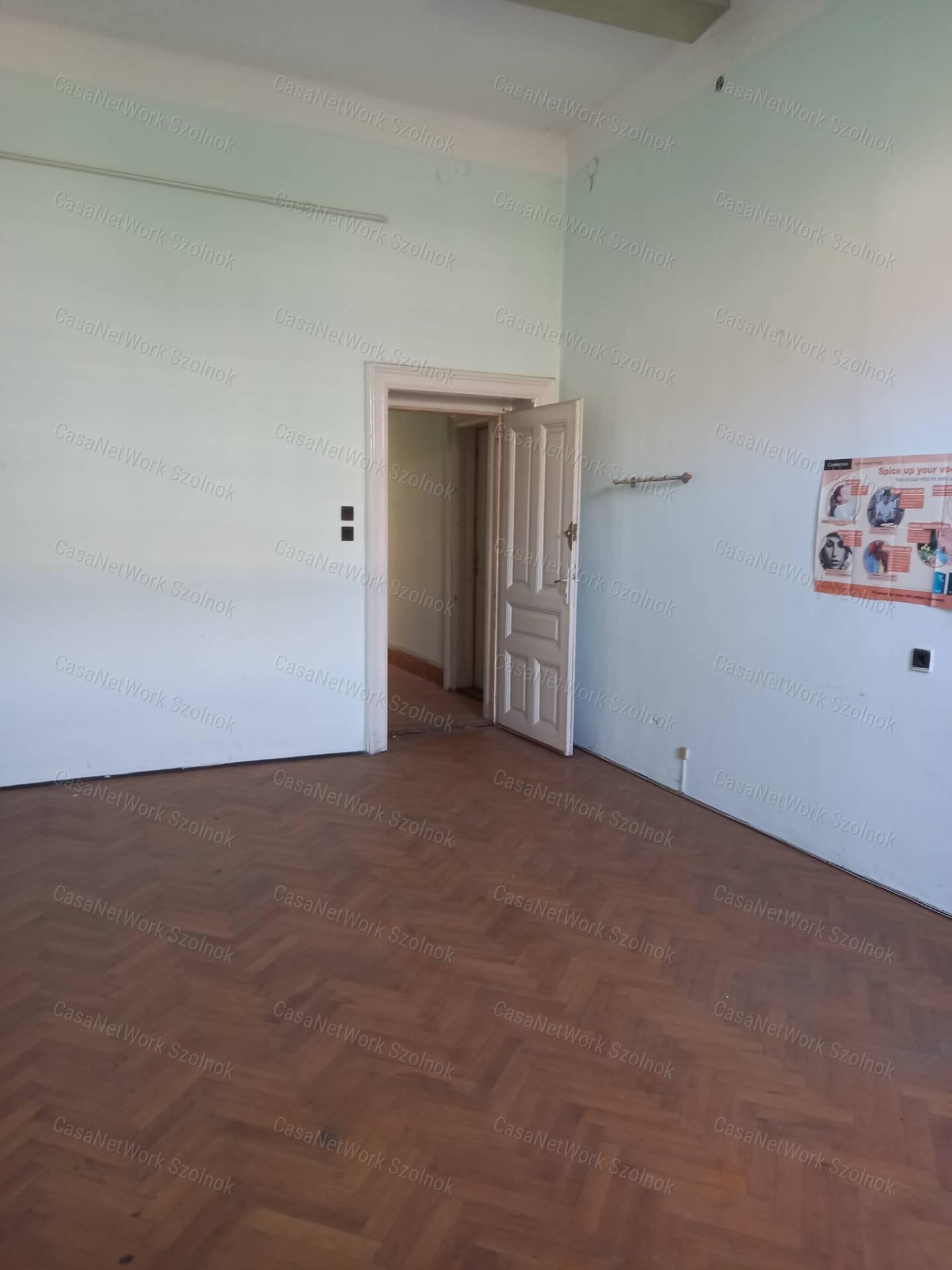 A belváros szívében 802 nm-es irodának, banknak alkalmas épület ekadó