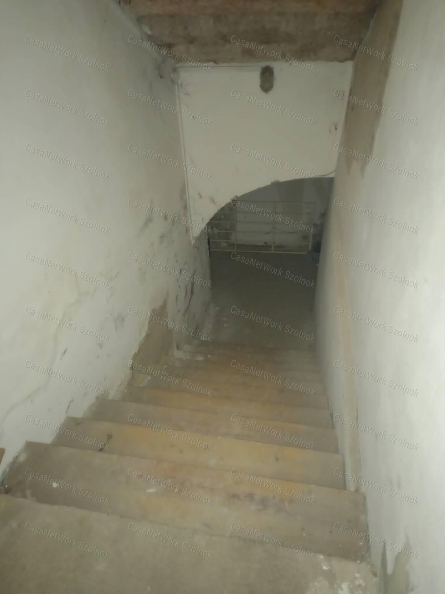 A belváros szívében 802 nm-es irodának, banknak alkalmas épület ekadó