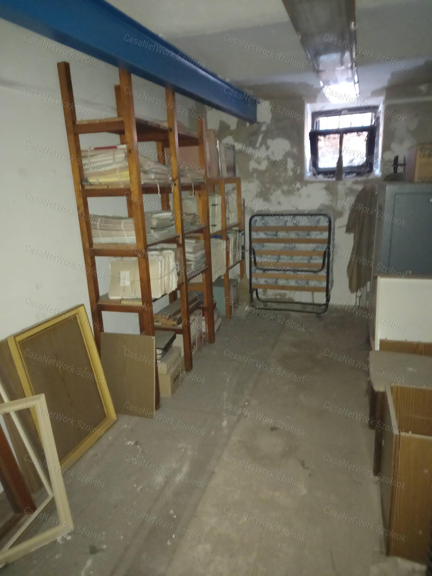 A belváros szívében 802 nm-es irodának, banknak alkalmas épület ekadó
