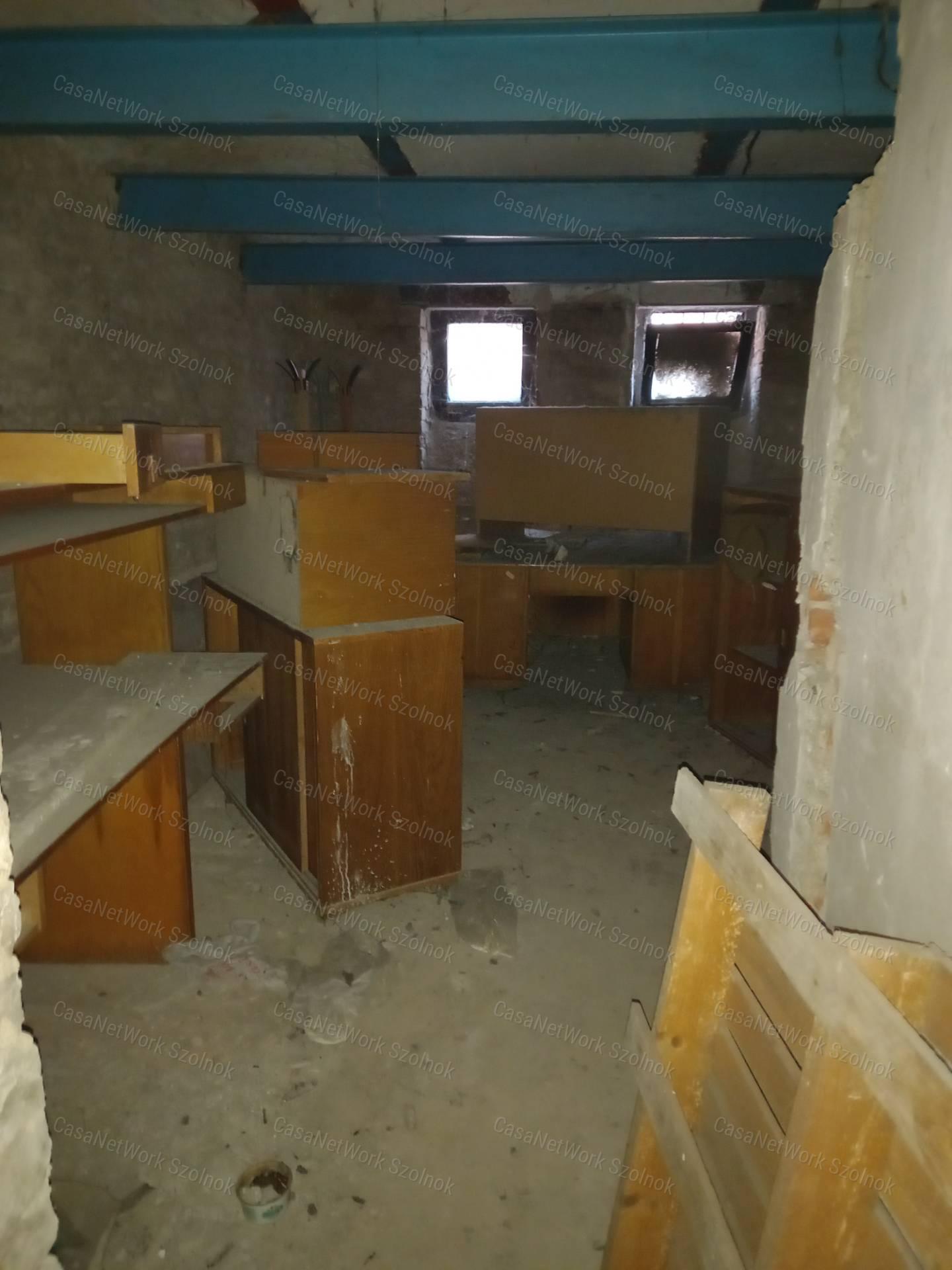 A belváros szívében 802 nm-es irodának, banknak alkalmas épület ekadó