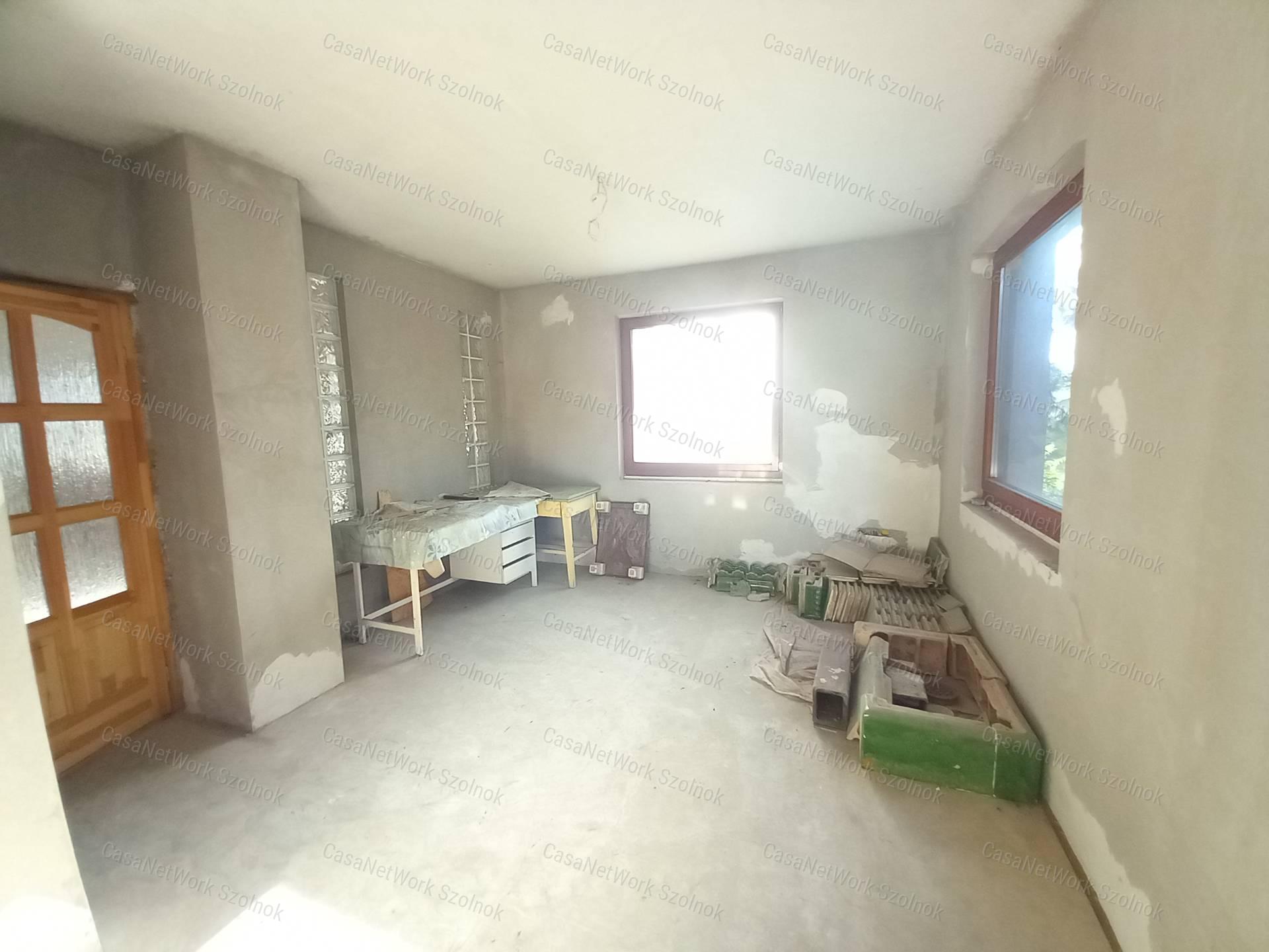 Abony belvárosában eladó egy félkész 229 nm-es, három szintes ház