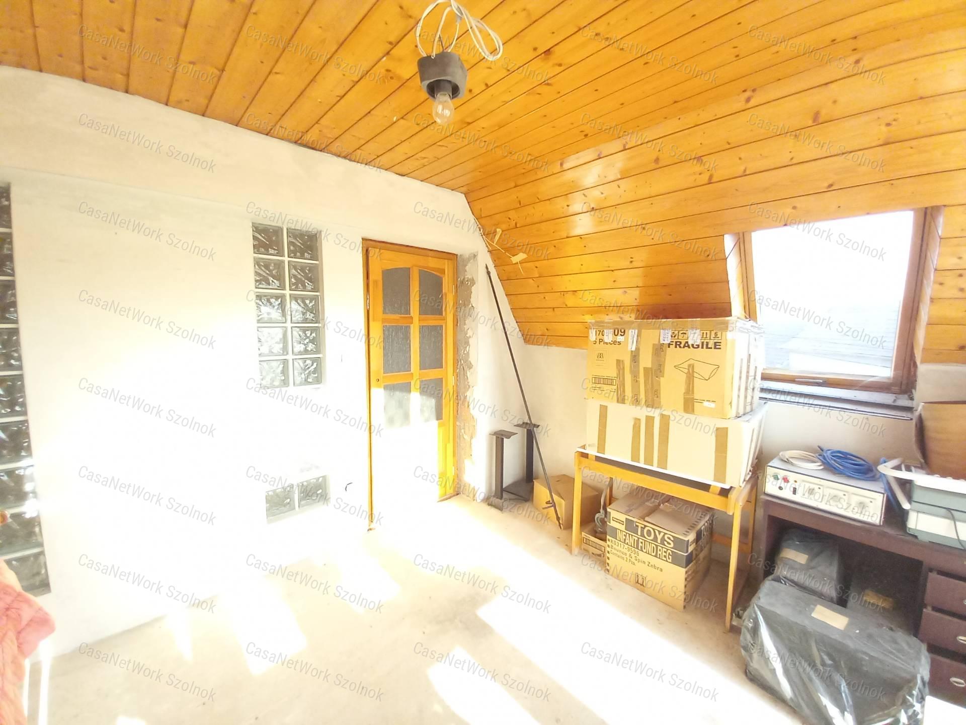 Abony belvárosában eladó egy félkész 229 nm-es, három szintes ház