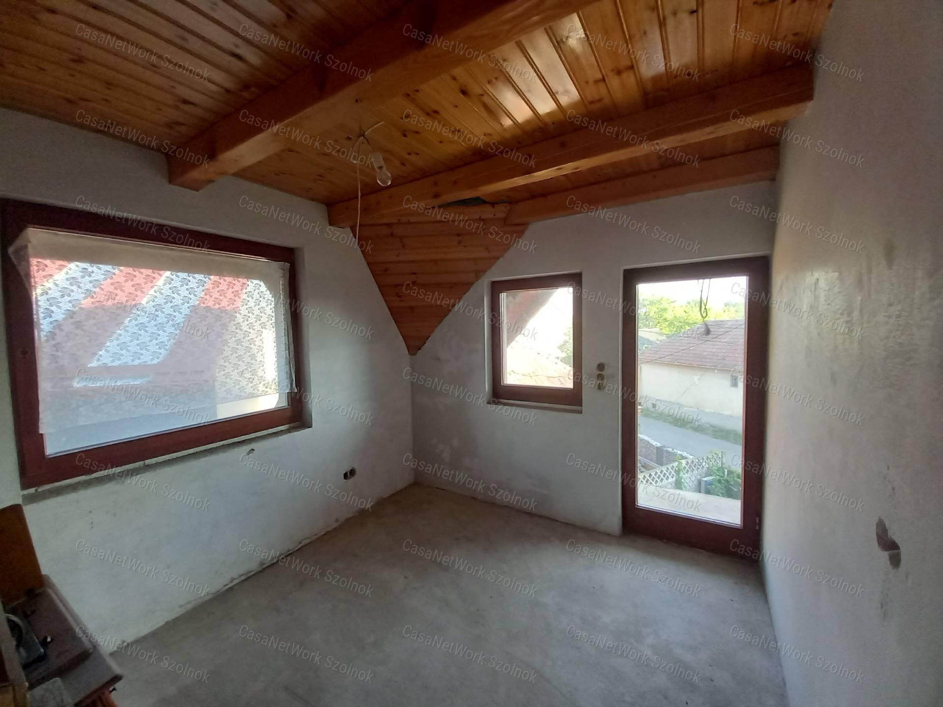 Abony belvárosában eladó egy félkész 229 nm-es, három szintes ház
