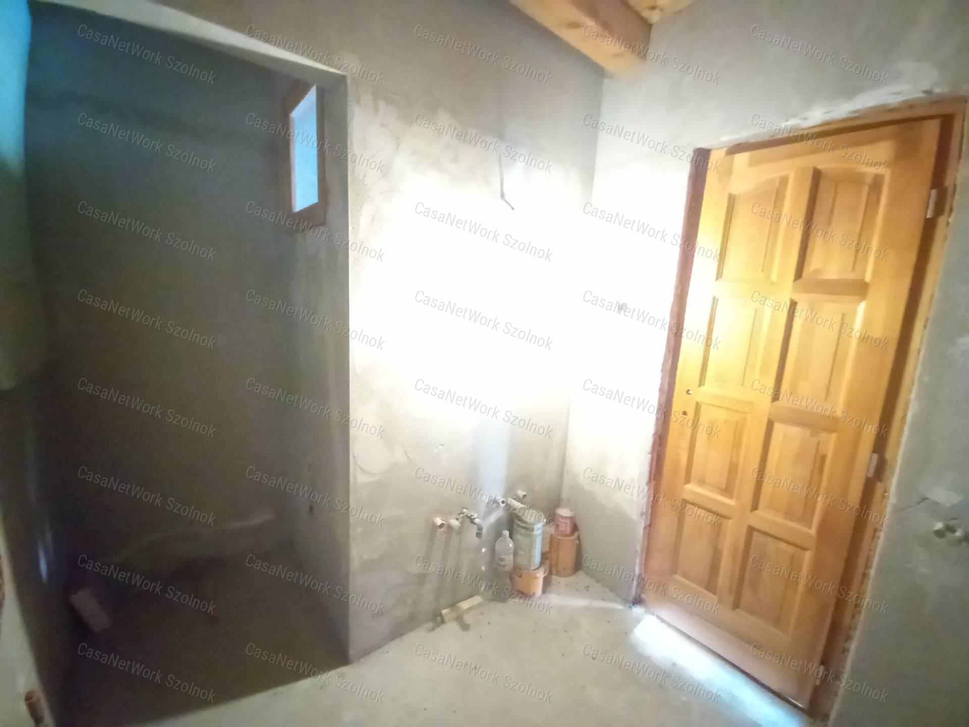 Abony belvárosában eladó egy félkész 229 nm-es, három szintes ház