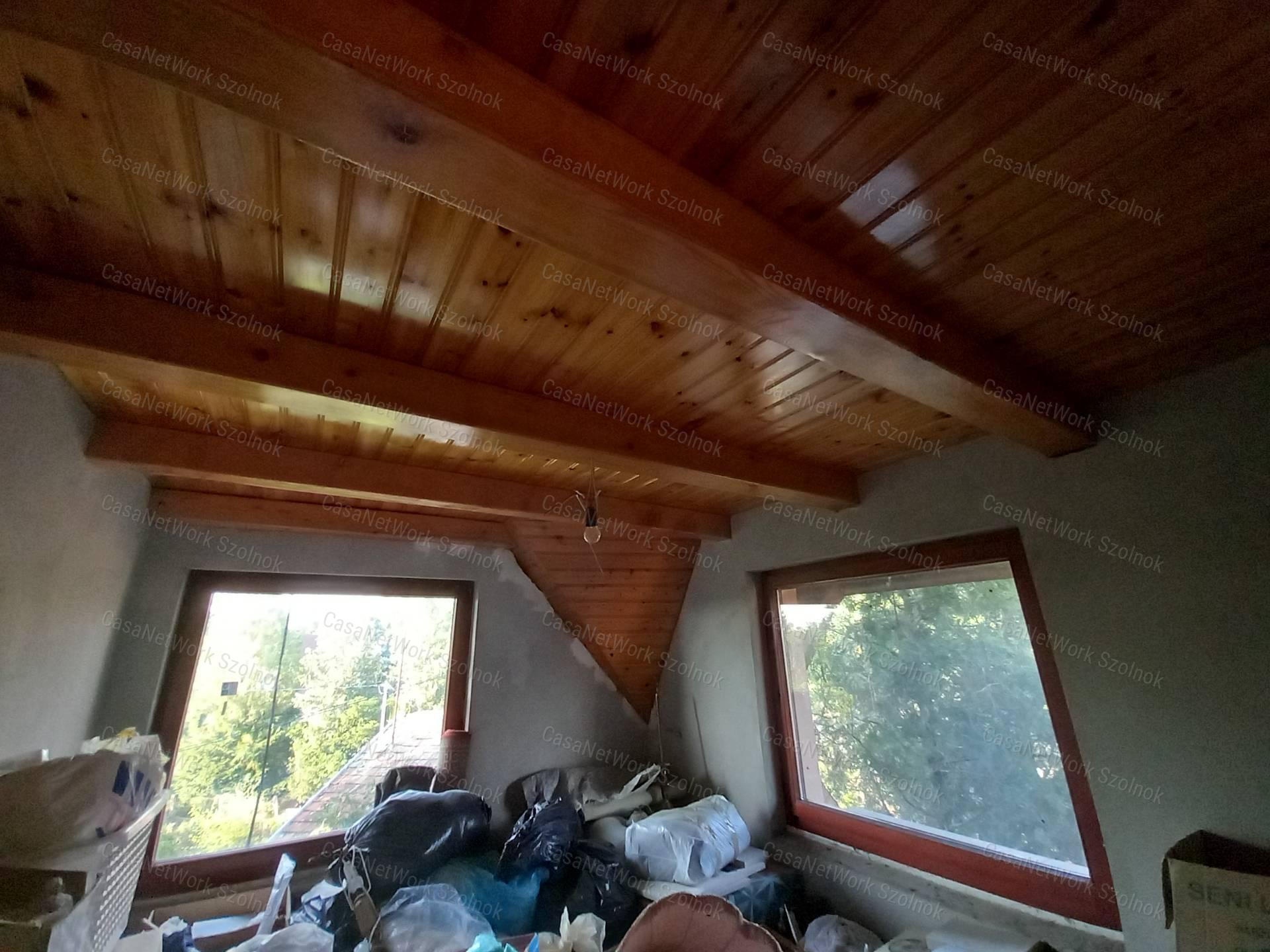 Abony belvárosában eladó egy félkész 229 nm-es, három szintes ház