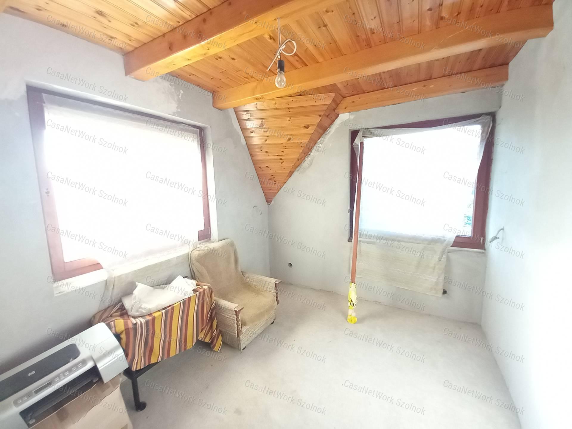 Abony belvárosában eladó egy félkész 229 nm-es, három szintes ház