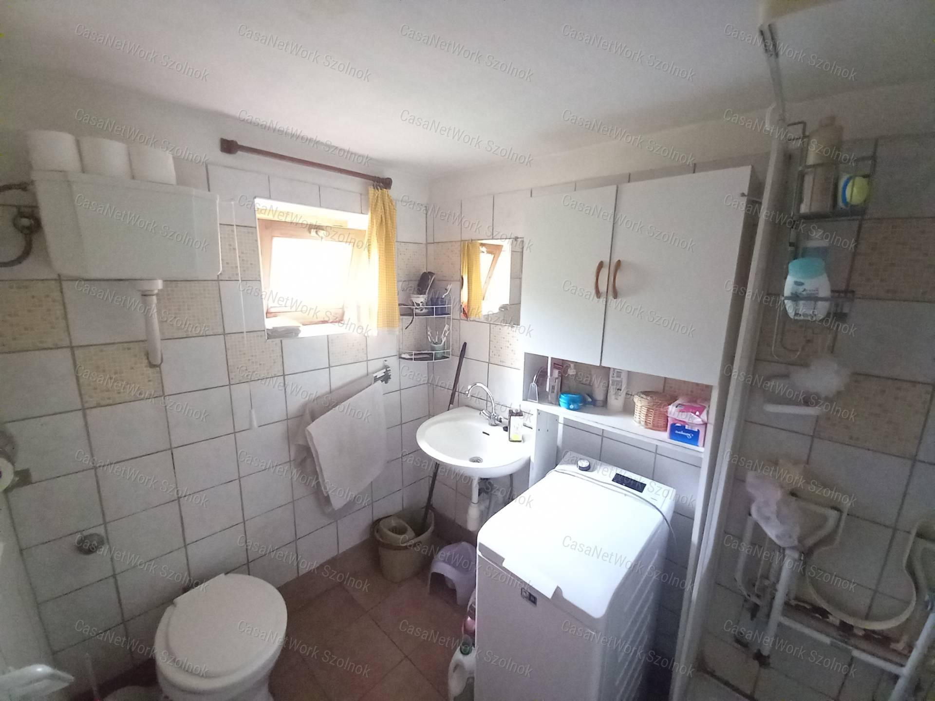 Tiszavárkonyon eladó egy  56 nm-es, 2 szobás családi ház telek 2146 nm