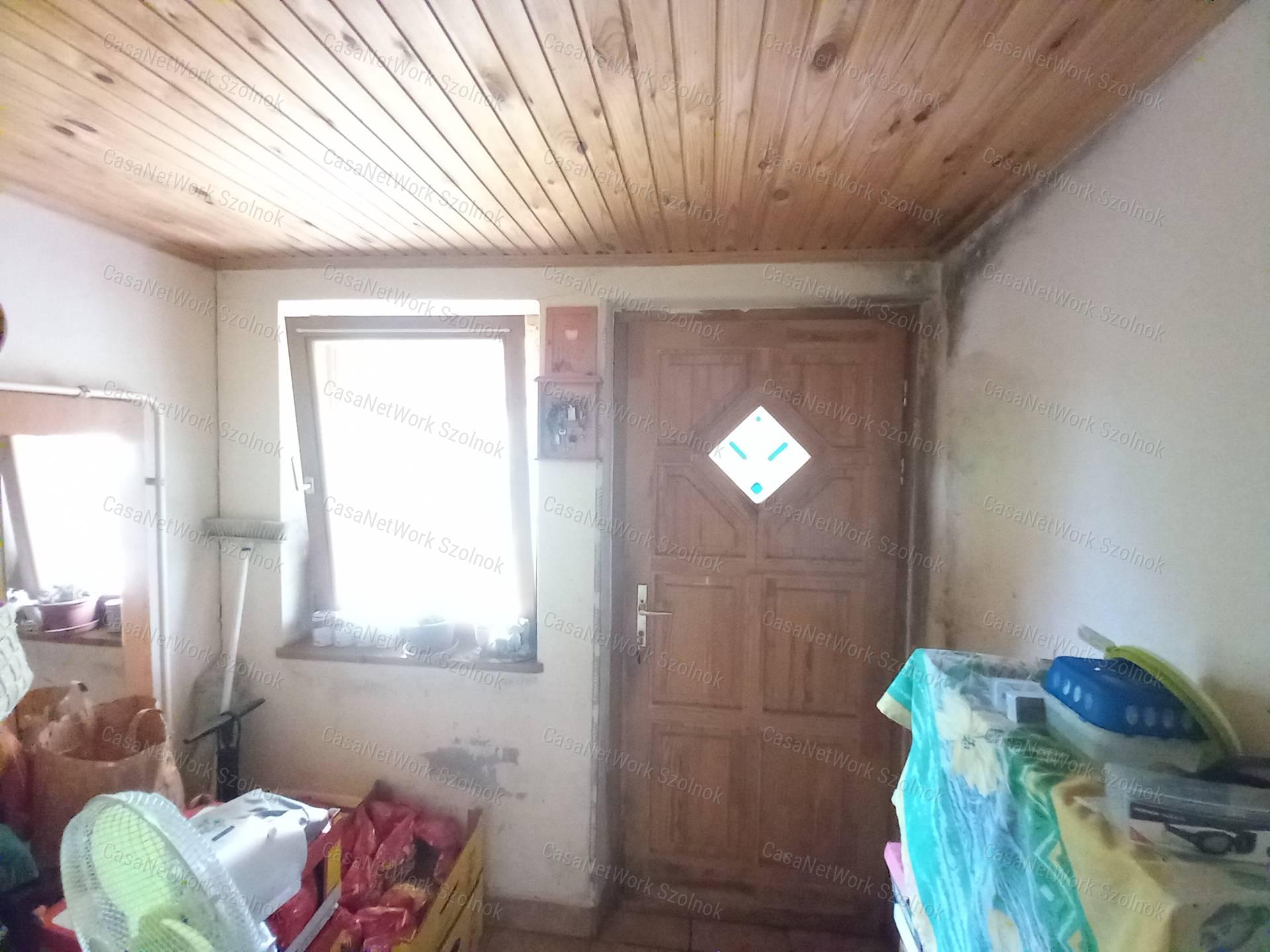 Tiszavárkonyon eladó egy  56 nm-es, 2 szobás családi ház telek 2146 nm