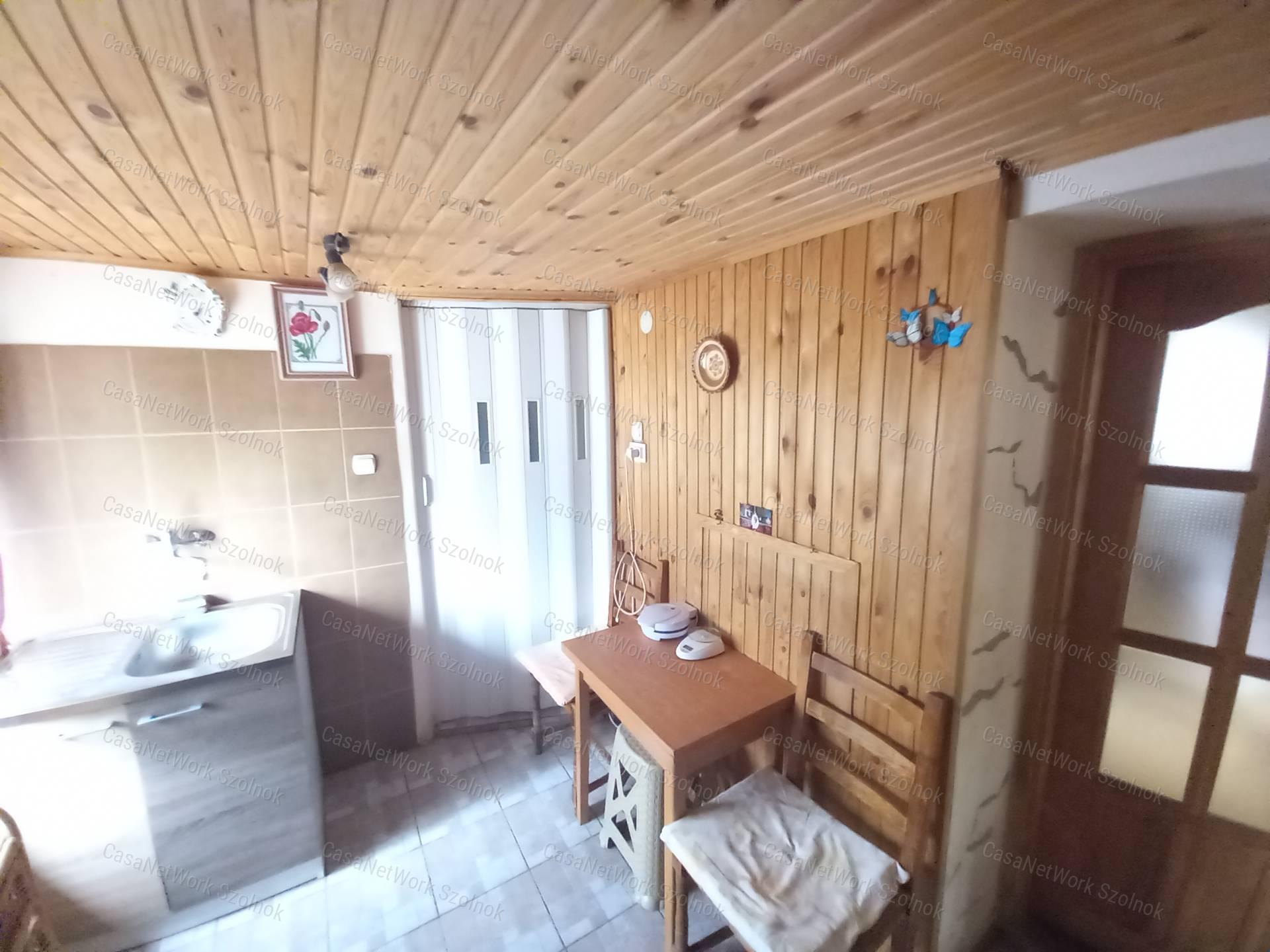 Tiszavárkonyon eladó egy  56 nm-es, 2 szobás családi ház telek 2146 nm